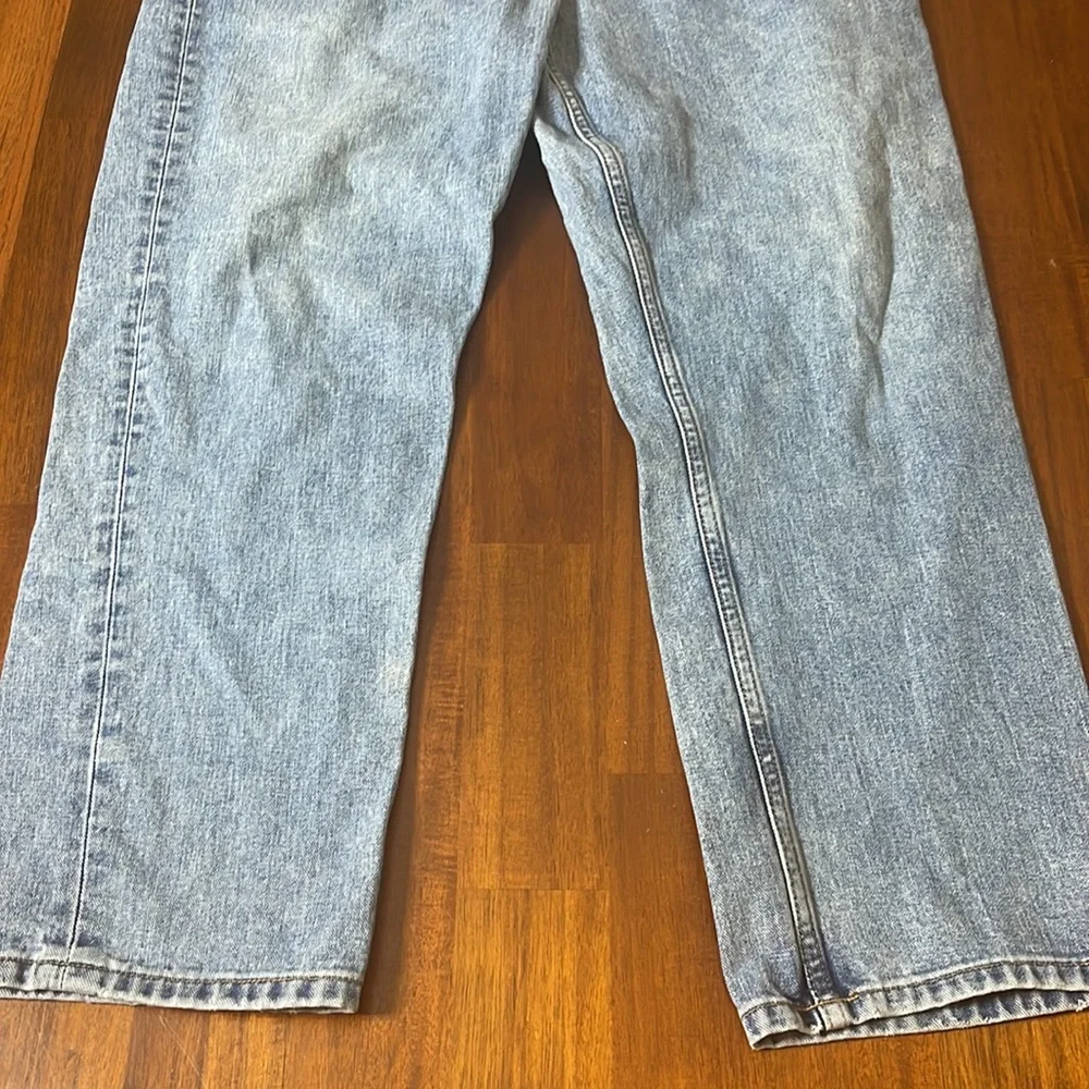 Tommy Hilfiger mens relaxed fit jeans. Size 36 inseam 30. EUC. Light blue wash
